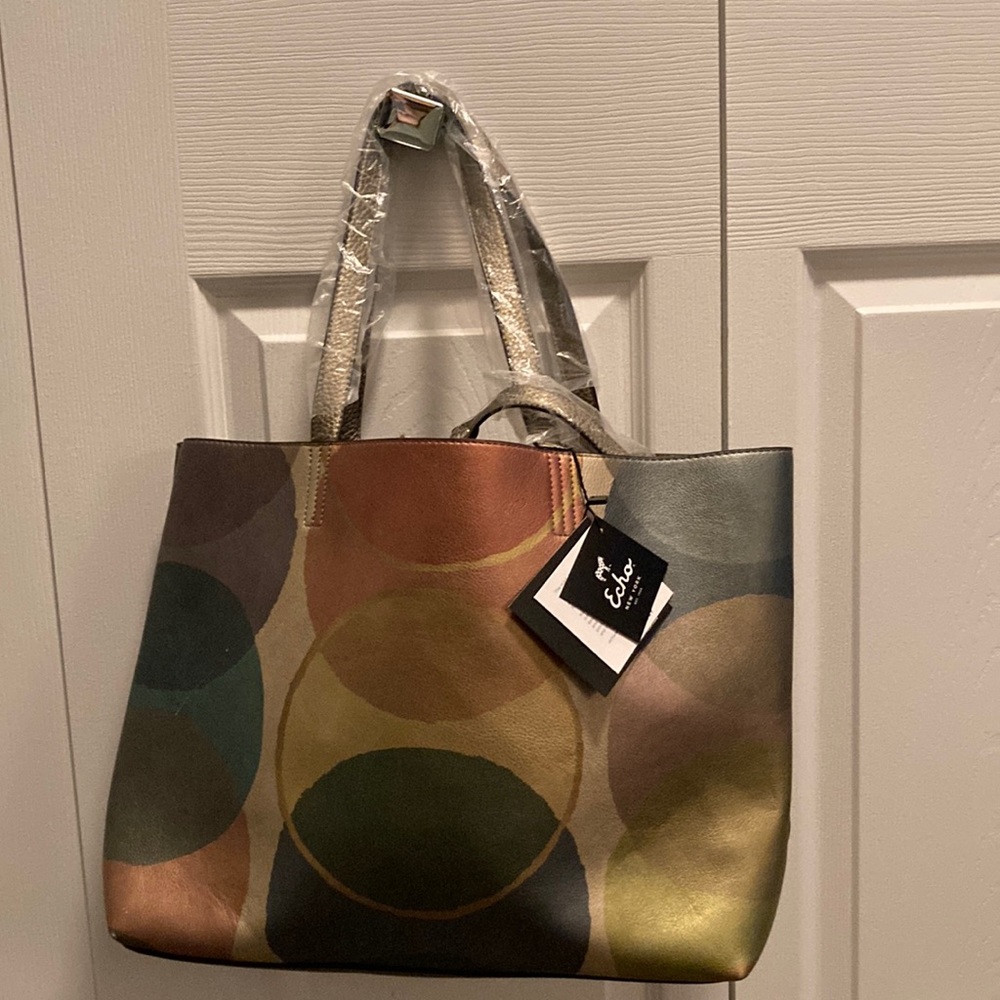 NWT- Echo Tote with matching coin purchase. Gorgeous and functional!